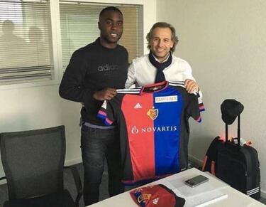 Álvarez Balanta luce la camiseta de su nuevo equipo, el Basilea