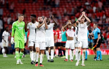 Los jugadores del Real Madrid agradecen su apoyo a la afición al finalizar en partido.