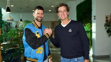 Novak Djokovic saluda a Feliciano López, director de las Finales de la Copa Davis, ayer en su llegada a Málaga, sede de la fase eliminatoria de la competición esta semana.