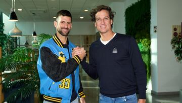 Novak Djokovic saluda a Feliciano L¨®pez, director de las Finales de la Copa Davis, ayer en su llegada a M¨¢laga, sede de la fase eliminatoria de la competici¨®n esta semana.