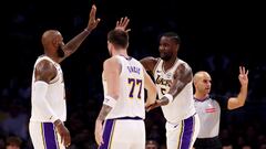 Ayton reconcilia a todos en los Lakers