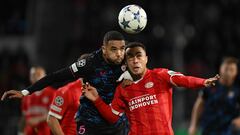 Youssef En-Nesyri, con Dest, durante un lance del PSV-Sevilla,