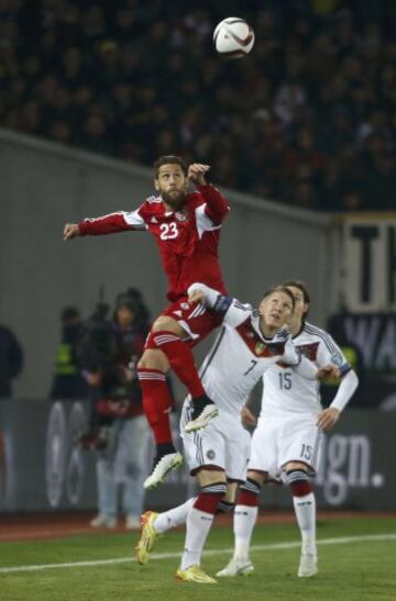 Levan Mchedlidze y Bastian Schweinsteiger.