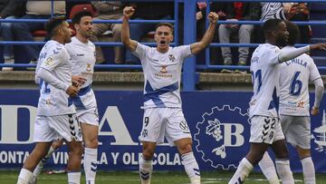 Dani Gómez, delantero del Tenerife, celebra uno de sus tantos.