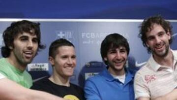 <b>ARROPADO. </b>Joe Ingles, Víctor Sada, Jaka Lakovic, Roger Grimau y Juan Carlos Navarro rodean a Ricky Rubio en la despedida oficial del base de El Masnou.