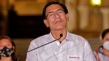 (FILES) In this file photo taken on November 09, 2020 the then Peruvian President Martin Vizcarra gives a farewell statement to the press before leaving the presidential Palace in Lima, following his impeachment by an overwhelming majority Congress vote. - Peruvian justice on November 13, 2020 banned former President MartxEDn Vizcarra from leaving the country for 18 months over allegations that he had received bribes to authorize public works contracts in 2014, when he was governor of the southern region of Moquegua. (Photo by Luka GONZALES / AFP)