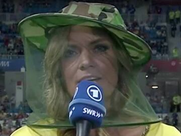 La presentadora de la TV alemana que cubri&oacute; el T&uacute;nez-Inglaterra a pie de campo, con un sombrero mosquitera.
