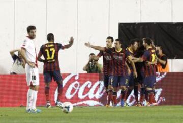 Los jugadores del Barcelona celebran el gol 0-3 de Pedro.