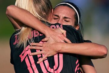 Marta Cardona abraza a Jakobsson, con la que ha logrado formar un tándem letal en el ataque del Real Madrid.