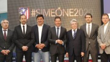 Foto de familia. Pepe Pasques, Pablo Vercellone, El Mono Burgos, Simeone, Enrique Cerezo, Caminero y Vizcaíno, tras la firma del acuerdo.