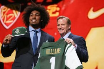 En la sexta posición, con los fans seguramente llorando de alegría, los Jets ya sí que no dejaron escapar al que dicen que es el mejor jugador de cuantos se presentaban al draft, Leonard Williams. Ojo a la defensa de estos Jets, que da miedo.