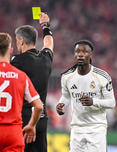 El mediocentro francés comete una falta y se lleva el balón para demorar el saque. El árbitro Slavko Vincic le muestra la seg8unda cartulina amarilla y posteriormente la roja.