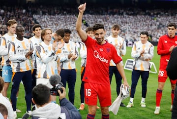 Los jugadores del Real Madrid aplauden a un emocionado Jesús Navas. 