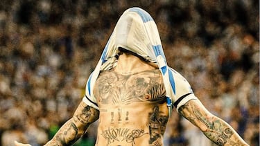 Poco después, el partido se detuvo durante más de 10 minutos debido a un protocolo de racismo: Vini acusó a Gianluca Prestianni de haberle proferido insultos racistas.