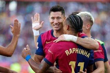 El polaco marca en el minuto 24 el segundo gol para el Barcelona y lo celebra junto con sus compañeros.