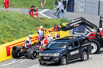 El Ferrari incendiado de Carlos Sainz, en la escapatoria de la curva cuatro. Spielberg, Austria. F1 2022.