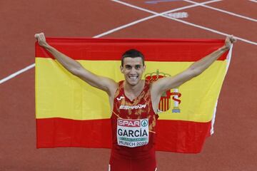 El atleta español Mariano García posa con la bandera de España tras ganar la medalla de oro en la prueba de 800 metros en los Europeos de Atletismo de Múnich.
