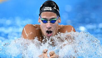 Spain's Hugo Gonzalez competes in a heat of the men's 200m individual medley swimming event during the 2024 World Aquatics Championships at Aspire Dome in Doha on February 14, 2024. (Photo by SEBASTIEN BOZON / AFP)