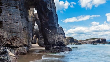 Ubicada en Lugo, la Playa de las Catedrales es una obra de arte natural. Se le conoce como la catedral del mar. En ella, visualizamos arcos, columnas y bóvedas diseñadas por el propio agua del mar. Su gran belleza hace que sea la mejor playa de toda Galicia.