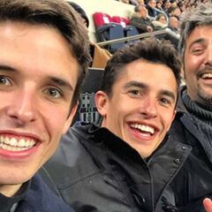 Los Márquez disfrutan de la remontada del Barça con los hermanos de Estopa