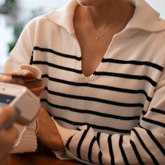 La acción de imponer más y más restaurantes al pagar: