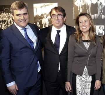 El presidente del Consejo Superior de Deportes, Miguel Cárdenal,el secretario general de la RFEF, Jorge Pérez, y la directora general de Deportes, Ana Muñoz durante la inauguración de la exposición de fotos de la Agencia EFE sobre mujer y deporte 'Reinas del esfuerzo' hoy en la Casa del Lector. 