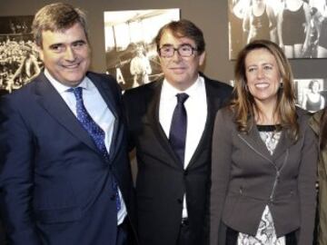 El presidente del Consejo Superior de Deportes, Miguel Cárdenal,el secretario general de la RFEF, Jorge Pérez, y la directora general de Deportes, Ana Muñoz durante la inauguración de la exposición de fotos de la Agencia EFE sobre mujer y deporte 'Reinas del esfuerzo' hoy en la Casa del Lector. 