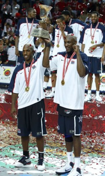 Lamar Odom y Billups levantan la copa de campeón del Mundo.