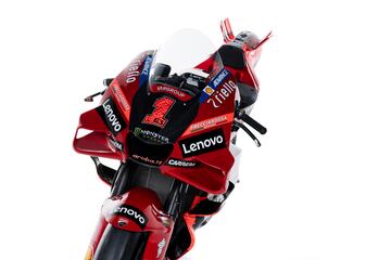 Ducati ha presentado en Madonna di Campiglio a sus equipos de MotoGP y Superbike para la temporada 2023. Los detalles de la Desmosedici son un propulsor 4 tiempos V4 a 90?, refrigeraci¨®n por l¨ªquido, distribuci¨®n desmodr¨®mica con doble ¨¢rbol de levas en cabeza y 4 v¨¢lvulas por cilindro.