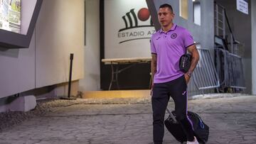 Julio César Domínguez llega al Azteca para un partido de Cruz Azul.