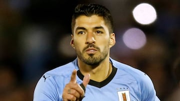 Luis Su&aacute;rez celebra un gol con Uruguay.