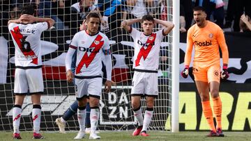 Gazzaniga celebra su parada a Trejo en el penalti.