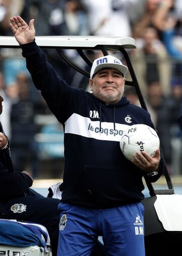 The Argentinean legend returns to his homeland as the new coach of Gimnasia La Plata and the fans were out in force at the Estadio Juan Carmelo Zerillo.