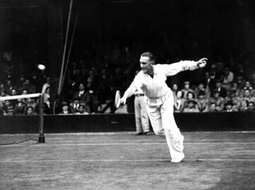 Ha conseguido proclamarse 4 veces Campe¨®n del Open de Australia en 1931, 1932, 1933 y 1935.