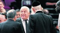 Un rabino media en la pista por Gershon