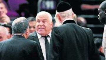 <b>INESPERADO. </b>El rabino (de espaldas) habla con Gershon.