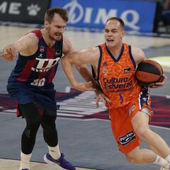 El Baskonia tira de orgullo y fuerza el tercer partido
