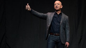 FILE PHOTO: Founder, Chairman, CEO and President of Amazon Jeff Bezos gives a thumbs up as he speaks during an event about Blue Origin&#039;s space exploration plans in Washington, U.S., May 9, 2019. REUTERS/Clodagh Kilcoyne/File Photo
