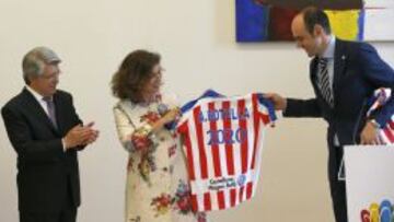 Ana Botella recibe una camiseta del Atl&eacute;tico de balonmano de mano de Hombrados en presencia de Enrique Cerezo.