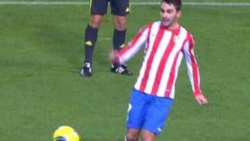 Pérez Montero no pita un claro penalti sobre Adrián