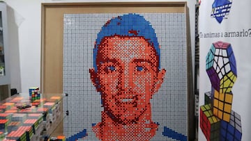 ACOMPA&Ntilde;A CR&Oacute;NICA: URUGUAY RUSIA 2018 - MON01. MONTEVIDEO (URUGUAY), 05/07/2018.- Fotograf&iacute;a del retrato del jugador de f&uacute;tbol uruguayo Fernando Muslera creado con cubos de Rubik hoy, mi&eacute;rcoles 05 de julio de 2018 en Mont