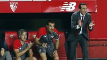 Unai Emery (d) anima a sus jugadores durante el partido ante el Real Madrid.
