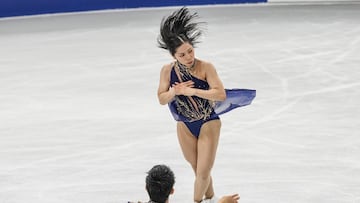 Los patinadores japoneses Riku Miura y Ryuichi Kihara, durante el programa corto por parejas de los Mundiales de Patinaje Artistico de Saitama (Japón).