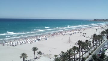 En Italia se fijan en los precios de las hamacas en una playa de Alicante y se sorprenden: “Y no es un caso aislado”