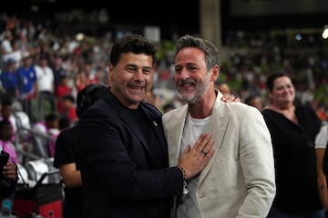 Mauricio Pochettino y Thomas Christiansen, entrenadores de Estados Unidos y Panamá, se saludan antes del partido.
