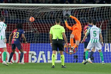 El jugador b谷tico Natan marca durante el partido entre el FC Barcelona y el Real Betis Balompi谷, correspondiente a la jornada 30 de LaLiga EA Sports, en el Estadio Lluis Companys de Barcelona, el 5 de abril de 2025. El portero blaugrana Wojciech Szczesny no pudo hacer nada en el definitivo empate a uno. El Barcelona tampoco pudo con el equipo andaluz en Sevilla donde empat車 a dos.