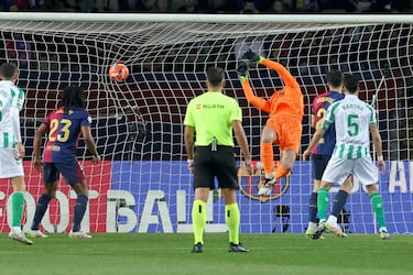 El jugador bético Natan marca durante el partido entre el FC Barcelona y el Real Betis Balompié, correspondiente a la jornada 30 de LaLiga EA Sports, en el Estadio Lluis Companys de Barcelona, el 5 de abril de 2025. El portero blaugrana Wojciech Szczesny no pudo hacer nada en el definitivo empate a uno. El Barcelona tampoco pudo con el equipo andaluz en Sevilla donde empató a dos. 

 