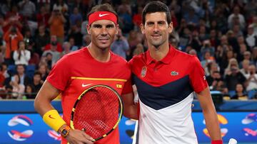 Rafa Nadal y Novak Djokovic posan antes de su partido de individuales en la final de la ATP Cup entre España y Serbia en el Ken Rosewall Arena de Sydney, Australia.
