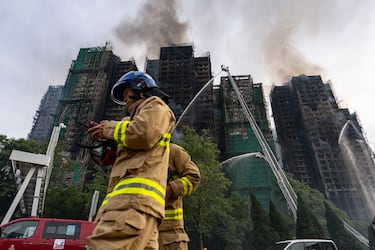 El fuego se desató en el complejo residencial Wang Fuk Court en el distrito de Tai Po, y afectó a siete de los ocho bloques de 31 plantas que componen la urbanización.