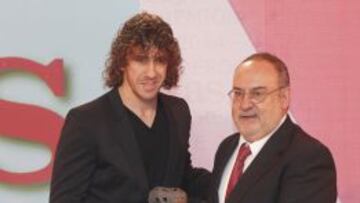 PREMIO TRAYECTORIA. Carles Puyol recibió su premio de manos de Alfredo Relaño, director de AS.
